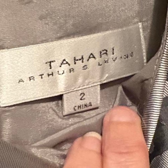 Tahari Gray Two Piece Set Sleeveless Dress & Jacket Size 2 - Picture 2 of 7